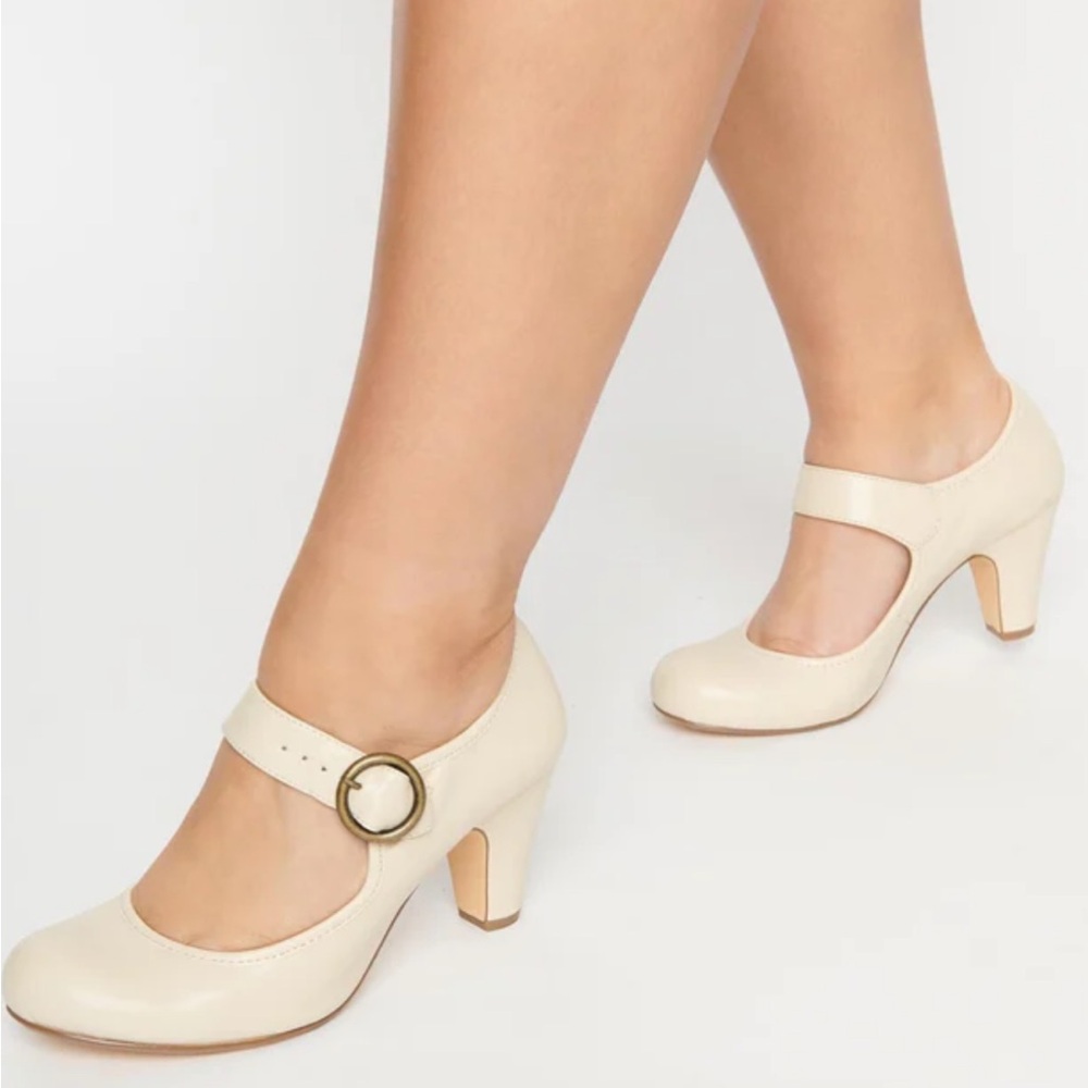 NWT Unique Vintage Chelsea Crew Bone Leatherette Madeline Pumps